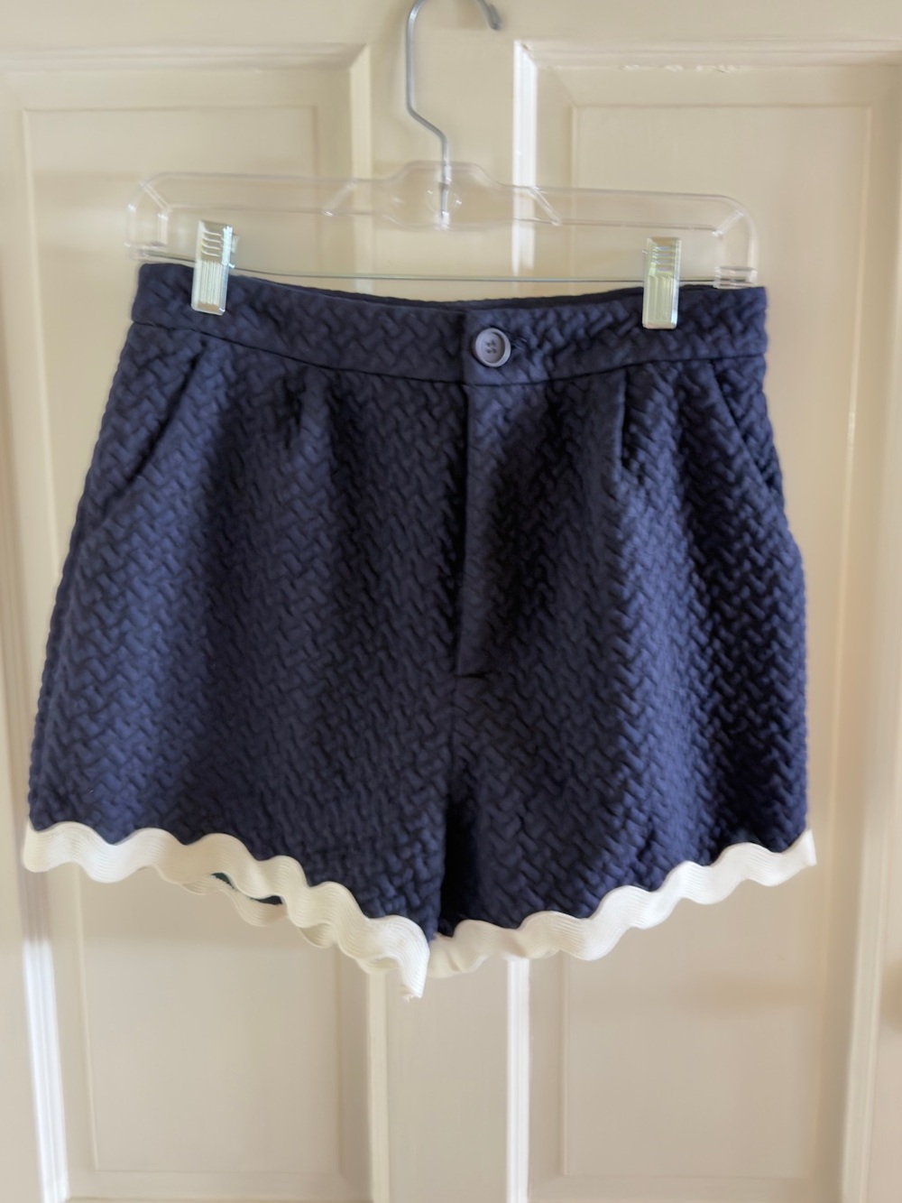 Voy Textured Navy Women’s Shorts with White Scallop Trim